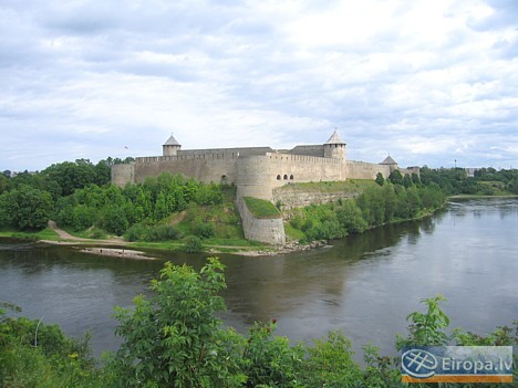 Attiecīgi iepretim Narvas pilij (Narvas upes pretējā krastā) arī Krievijas pusē atrodas labi saglabājies pils nocietinājums 14908