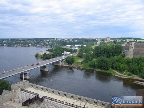 Skats no Narvas pils uz Krievijas pilsētu Ivanogorodu, uz tiltu, kas savieno abas pilsētas 14909
