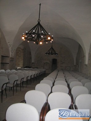 Narvas pils zāle, kas ir pielāgota dažādu pasākumu un semināru rīkošanai 14916