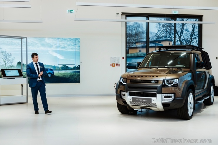Jaunais Land Rover Defender nodēvēts par vienu no desmitgades nozīmīgākajiem automobiļiem un 16.01.2020. tas ieradies Rīgā uz agrīno pirmizrādi 274871