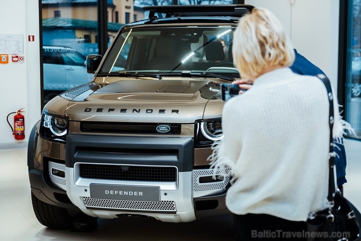 Jaunais Land Rover Defender nodēvēts par vienu no desmitgades nozīmīgākajiem automobiļiem un 16.01.2020. tas ieradies Rīgā uz agrīno pirmizrādi 274872