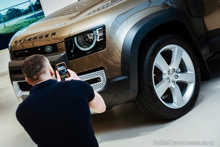 Jaunais Land Rover Defender nodēvēts par vienu no desmitgades nozīmīgākajiem automobiļiem un 16.01.2020. tas ieradies Rīgā uz agrīno pirmizrādi 274874