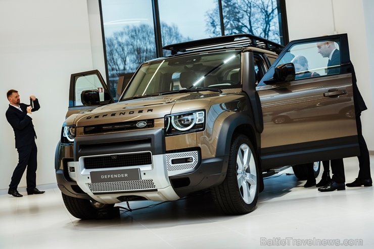 Jaunais Land Rover Defender nodēvēts par vienu no desmitgades nozīmīgākajiem automobiļiem un 16.01.2020. tas ieradies Rīgā uz agrīno pirmizrādi 274880