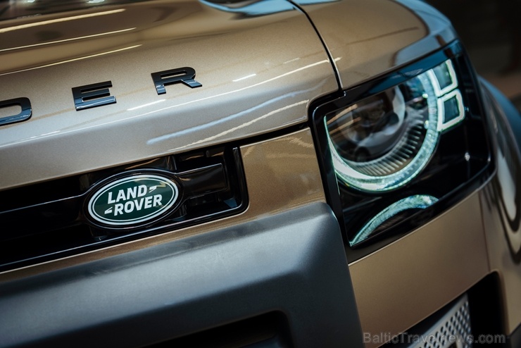 Jaunais Land Rover Defender nodēvēts par vienu no desmitgades nozīmīgākajiem automobiļiem un 16.01.2020. tas ieradies Rīgā uz agrīno pirmizrādi 274890