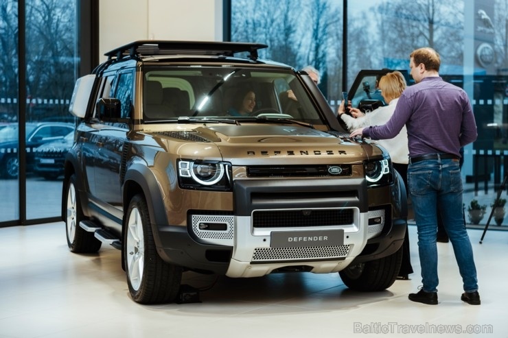 Jaunais Land Rover Defender nodēvēts par vienu no desmitgades nozīmīgākajiem automobiļiem un 16.01.2020. tas ieradies Rīgā uz agrīno pirmizrādi 274896