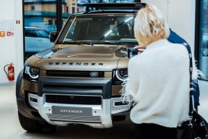 Jaunais Land Rover Defender nodēvēts par vienu no desmitgades nozīmīgākajiem automobiļiem un 16.01.2020. tas ieradies Rīgā uz agrīno pirmizrādi 7