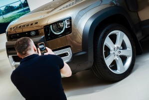 Jaunais Land Rover Defender nodēvēts par vienu no desmitgades nozīmīgākajiem automobiļiem un 16.01.2020. tas ieradies Rīgā uz agrīno pirmizrādi 9