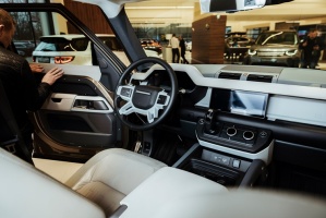 Jaunais Land Rover Defender nodēvēts par vienu no desmitgades nozīmīgākajiem automobiļiem un 16.01.2020. tas ieradies Rīgā uz agrīno pirmizrādi 13