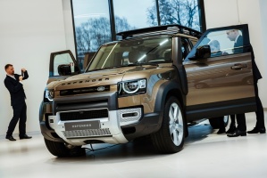 Jaunais Land Rover Defender nodēvēts par vienu no desmitgades nozīmīgākajiem automobiļiem un 16.01.2020. tas ieradies Rīgā uz agrīno pirmizrādi 15