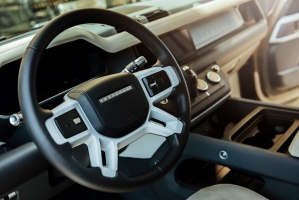 Jaunais Land Rover Defender nodēvēts par vienu no desmitgades nozīmīgākajiem automobiļiem un 16.01.2020. tas ieradies Rīgā uz agrīno pirmizrādi 19