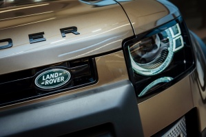 Jaunais Land Rover Defender nodēvēts par vienu no desmitgades nozīmīgākajiem automobiļiem un 16.01.2020. tas ieradies Rīgā uz agrīno pirmizrādi 25