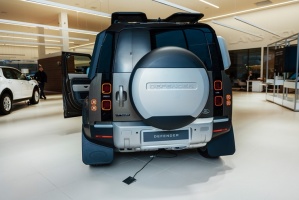 Jaunais Land Rover Defender nodēvēts par vienu no desmitgades nozīmīgākajiem automobiļiem un 16.01.2020. tas ieradies Rīgā uz agrīno pirmizrādi 29
