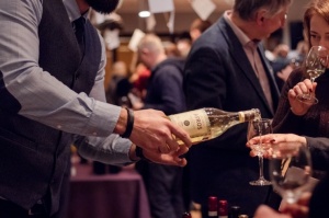 Viesnīca Mercure Hotel Riga Center rīko «Grieķijas vīna festivālu», kurā bauda Grieķijas vīna un Latvijas gastronomijas izcilāko uzkodu saderību 1