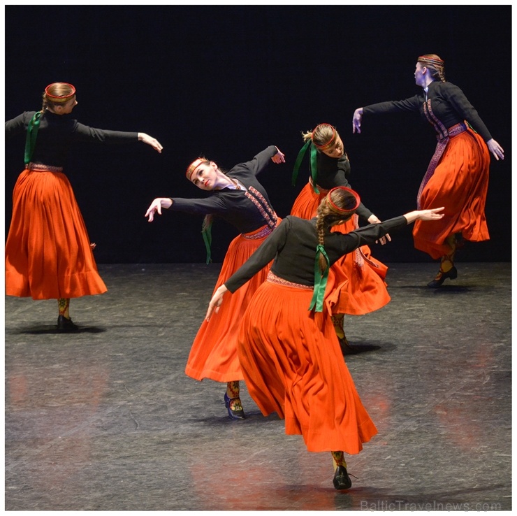 XXII Jaunrades deju konkursa finālā Ogrē 19 horeogrāfi skatītāju un žūrijas vērtējumam nodeva 41 deju, kuru izdejoja 26 kolektīvi 275508