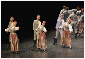 XXII Jaunrades deju konkursa finālā Ogrē 19 horeogrāfi skatītāju un žūrijas vērtējumam nodeva 41 deju, kuru izdejoja 26 kolektīvi 23