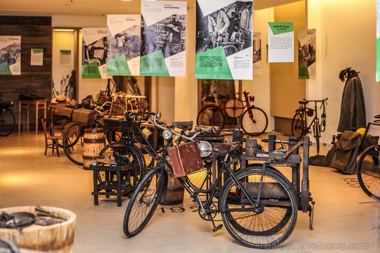 Ekspozīcijas centrā ir 30 oriģināli amatnieku velosipēdi, kas ražoti laika posmā no XIX gadsimta beigām līdz XX gadsimta pirmajai pusei. Izstāde apska 275513