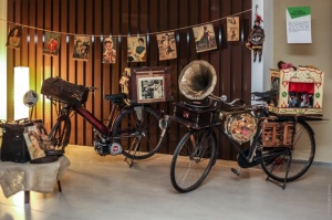 Ekspozīcijas centrā ir 30 oriģināli amatnieku velosipēdi, kas ražoti laika posmā no XIX gadsimta beigām līdz XX gadsimta pirmajai pusei. Izstāde apska 1