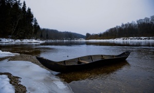 Vienkoču laivas rāmi plūst Latvijas upēs un savieno senatni ar mūsdienām 9