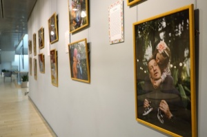Fotogrāfes Aritas Strodes – Kļaviņas Fotoizstāde «Neērtie bērni» apskatāma līdz 2020. gada 31. martam Latvijas Nacionālās bibliotēkas telpās 1
