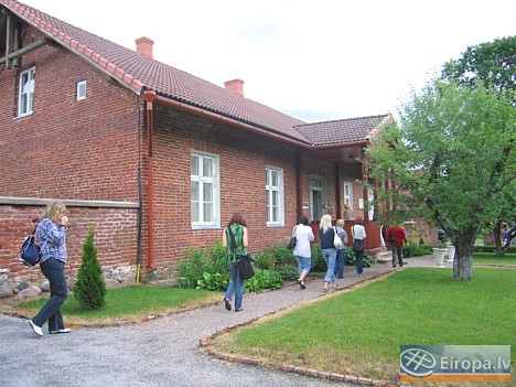 Baltijas ceļojumu maratona ietvaros Baltijas valstu žurnālisti apmeklēja ceļu muzeju Varbusē 14985