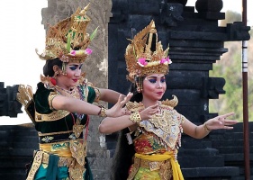 Travelnews.lv apmeklē Bali teātra izrādi par noslēpumaino zelta briedi. Atbalsta:  «Turkish Airlines» un «365 Brīvdienas» 9
