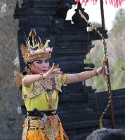 Travelnews.lv apmeklē Bali teātra izrādi par noslēpumaino zelta briedi. Atbalsta:  «Turkish Airlines» un «365 Brīvdienas» 13