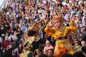 Travelnews.lv apmeklē Bali teātra izrādi par noslēpumaino zelta briedi. Atbalsta:  «Turkish Airlines» un «365 Brīvdienas» 14