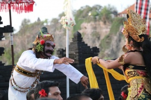 Travelnews.lv apmeklē Bali teātra izrādi par noslēpumaino zelta briedi. Atbalsta:  «Turkish Airlines» un «365 Brīvdienas» 21
