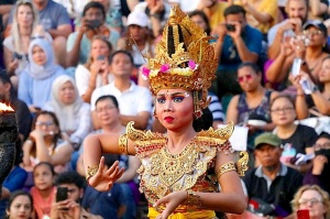 Travelnews.lv apmeklē Bali teātra izrādi par noslēpumaino zelta briedi. Atbalsta:  «Turkish Airlines» un «365 Brīvdienas» 23