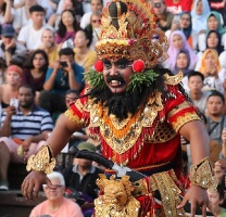 Travelnews.lv apmeklē Bali teātra izrādi par noslēpumaino zelta briedi. Atbalsta:  «Turkish Airlines» un «365 Brīvdienas» 24