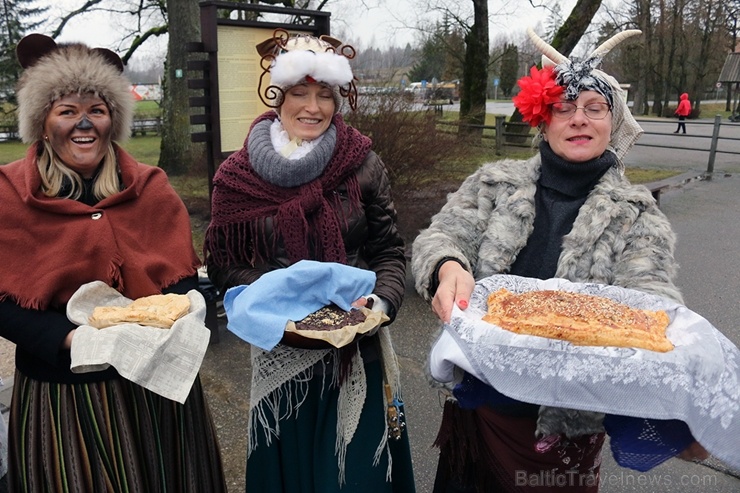 Turaidas muzejrezervātā lustīgi svin latviešu gadskārtu svētkus – Meteņus, iezīmējot zemnieku jaunā gada sākumu un simboliski metot gadskārtu metus uz 277053