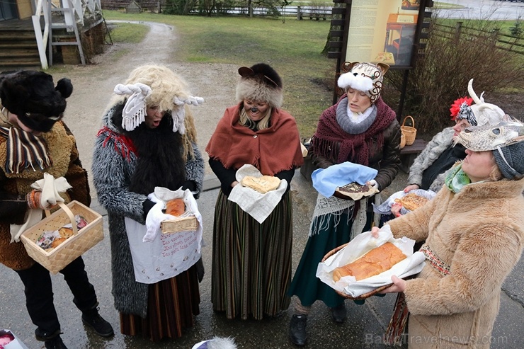 Turaidas muzejrezervātā lustīgi svin latviešu gadskārtu svētkus – Meteņus, iezīmējot zemnieku jaunā gada sākumu un simboliski metot gadskārtu metus uz 277054
