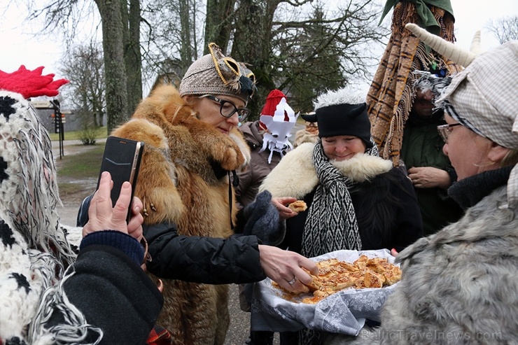 Turaidas muzejrezervātā lustīgi svin latviešu gadskārtu svētkus – Meteņus, iezīmējot zemnieku jaunā gada sākumu un simboliski metot gadskārtu metus uz 277056