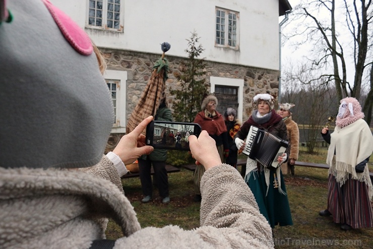 Turaidas muzejrezervātā lustīgi svin latviešu gadskārtu svētkus – Meteņus, iezīmējot zemnieku jaunā gada sākumu un simboliski metot gadskārtu metus uz 277060