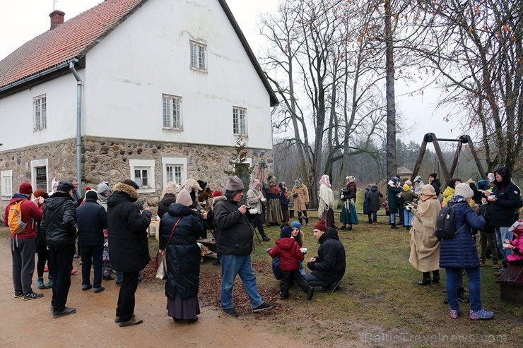 Turaidas muzejrezervātā lustīgi svin latviešu gadskārtu svētkus – Meteņus, iezīmējot zemnieku jaunā gada sākumu un simboliski metot gadskārtu metus uz 277062