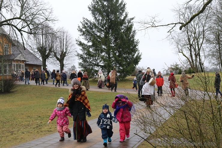 Turaidas muzejrezervātā lustīgi svin latviešu gadskārtu svētkus – Meteņus, iezīmējot zemnieku jaunā gada sākumu un simboliski metot gadskārtu metus uz 277064