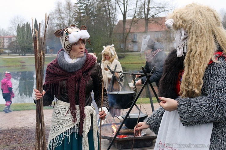 Turaidas muzejrezervātā lustīgi svin latviešu gadskārtu svētkus – Meteņus, iezīmējot zemnieku jaunā gada sākumu un simboliski metot gadskārtu metus uz 277068