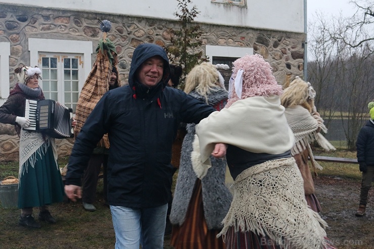Turaidas muzejrezervātā lustīgi svin latviešu gadskārtu svētkus – Meteņus, iezīmējot zemnieku jaunā gada sākumu un simboliski metot gadskārtu metus uz 277080