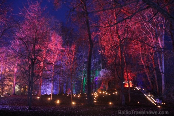 Lielvārdes muižas parku pasākumā «Sveču nakts» piepilda gaismas un uguns mistērija 277602