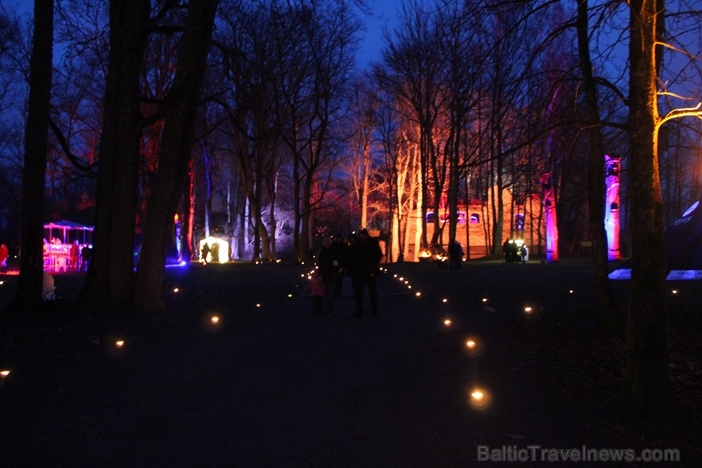 Lielvārdes muižas parku pasākumā «Sveču nakts» piepilda gaismas un uguns mistērija 277604