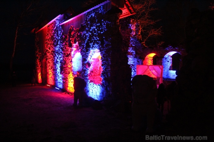 Lielvārdes muižas parku pasākumā «Sveču nakts» piepilda gaismas un uguns mistērija 277613