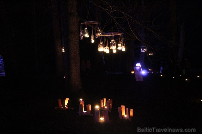 Lielvārdes muižas parku pasākumā «Sveču nakts» piepilda gaismas un uguns mistērija 277617
