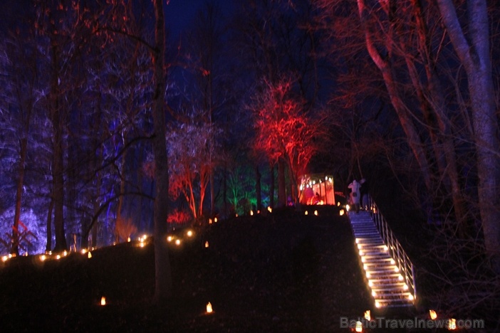Lielvārdes muižas parku pasākumā «Sveču nakts» piepilda gaismas un uguns mistērija 277620