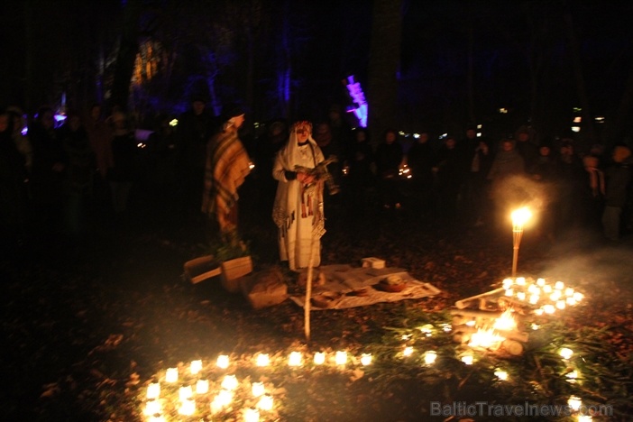Lielvārdes muižas parku pasākumā «Sveču nakts» piepilda gaismas un uguns mistērija 277624