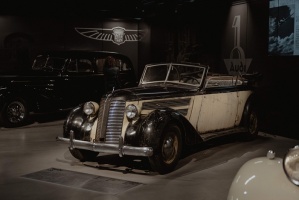 Izstādē Rīgas Motormuzejā aplūkojami 7 dažādu laiku un stilu automobiļi, turklāt katram no tiem ir savs īpašais stāsts 5