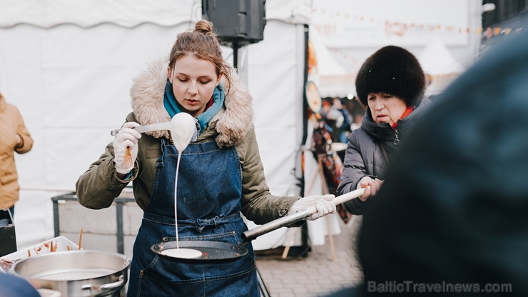 Vecīgā tiek svinēti pavasara tuvošanās svētki «Masļeņica – lielais pankūku cepiens». Foto: Live Riga 278680