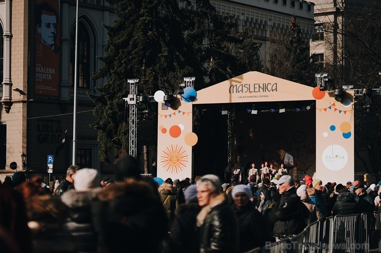 Vecīgā tiek svinēti pavasara tuvošanās svētki «Masļeņica – lielais pankūku cepiens». Foto: Live Riga 278703