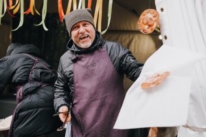 Vecīgā tiek svinēti pavasara tuvošanās svētki «Masļeņica – lielais pankūku cepiens». Foto: Live Riga 10