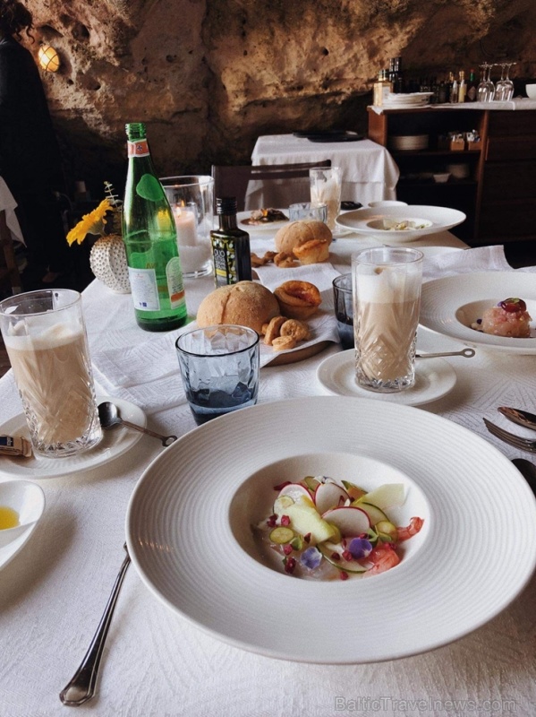 Skaistumkonkursu dalībniece Viktorija Brunova iesaka apmeklēt Itālijas restorānu «Grotta Palazzese Restaurant». Foto: Viktorija Brovuna 279147