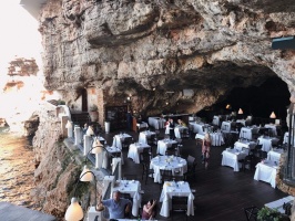 Skaistumkonkursu dalībniece Viktorija Brunova iesaka apmeklēt Itālijas restorānu «Grotta Palazzese Restaurant». Foto: Viktorija Brovuna 2